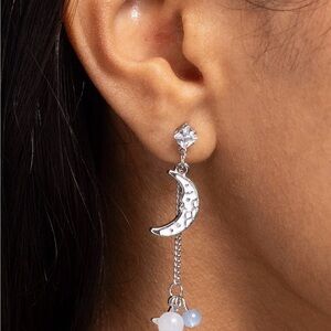 * NEW*  Paparazzi Silver Crescent Earrings

“Astral Admiration”